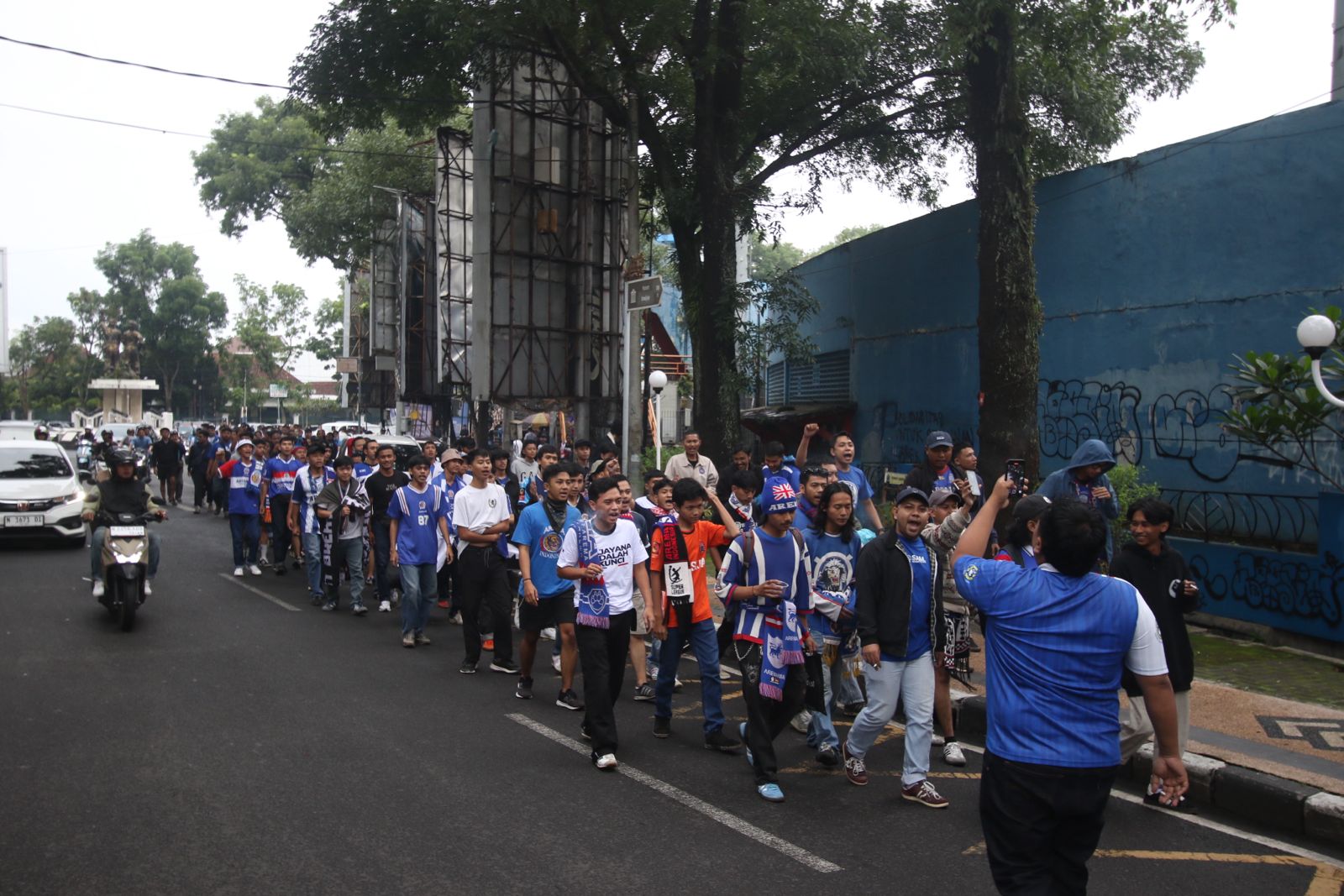 HARUS BERSABAR: Para pendukung Arema Indonesia melantunkan chant untuk tim pujaannya di area Stadion Gajayana, Kota Malang, kemarin. SATRIA CAHYONO/RADAR MALANG