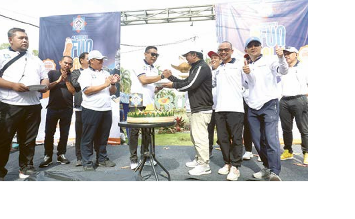 BERKAH HUT KE-26: Wali Kota Malang terpilih Wahyu Hidayat menerima potongan tumpeng dari Ketua Umum Apersi H Junaidi Abdillah.