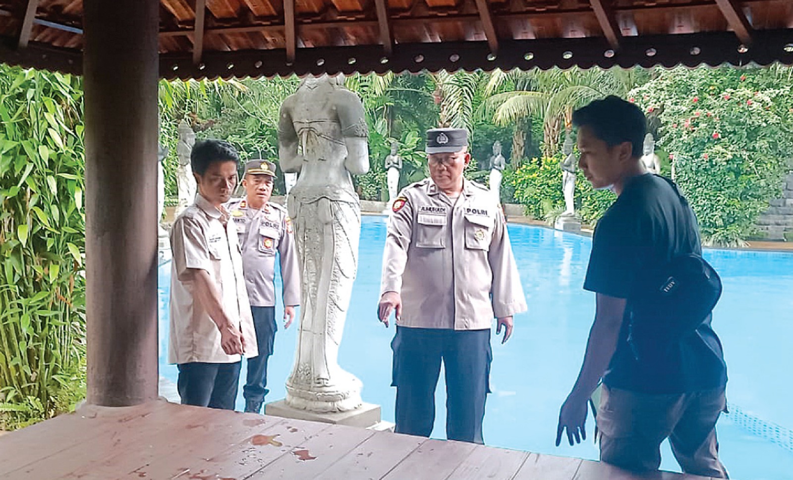 LAKA AIR: Polisi melakukan olah Tempat Kejadian Perkara (TKP) di area Wisata Lembah Tumpang Malang kemarin (6/1). POLSEK TUMPANG FOR RADAR KANJURUHAN