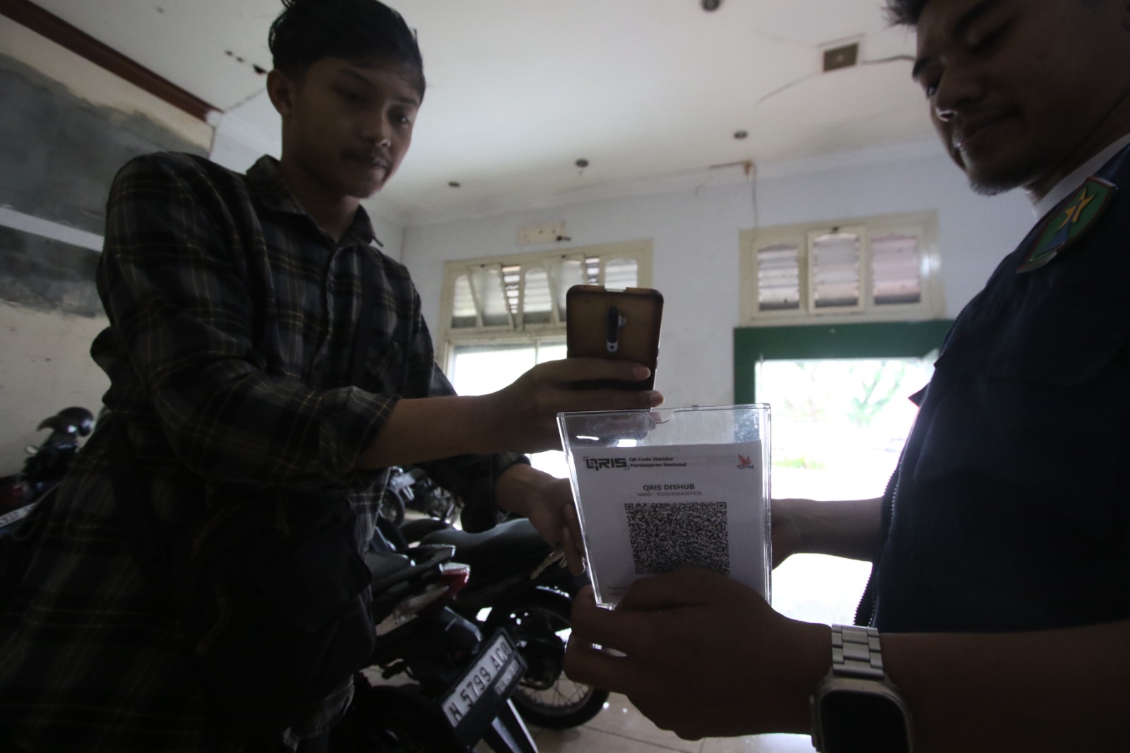 DITINGKATKAN: Pembayaran via QRIS di titik parkir baru Kajoetangan sudah disediakan pemkot. SATRIA CAHYONO / RADAR MALANG