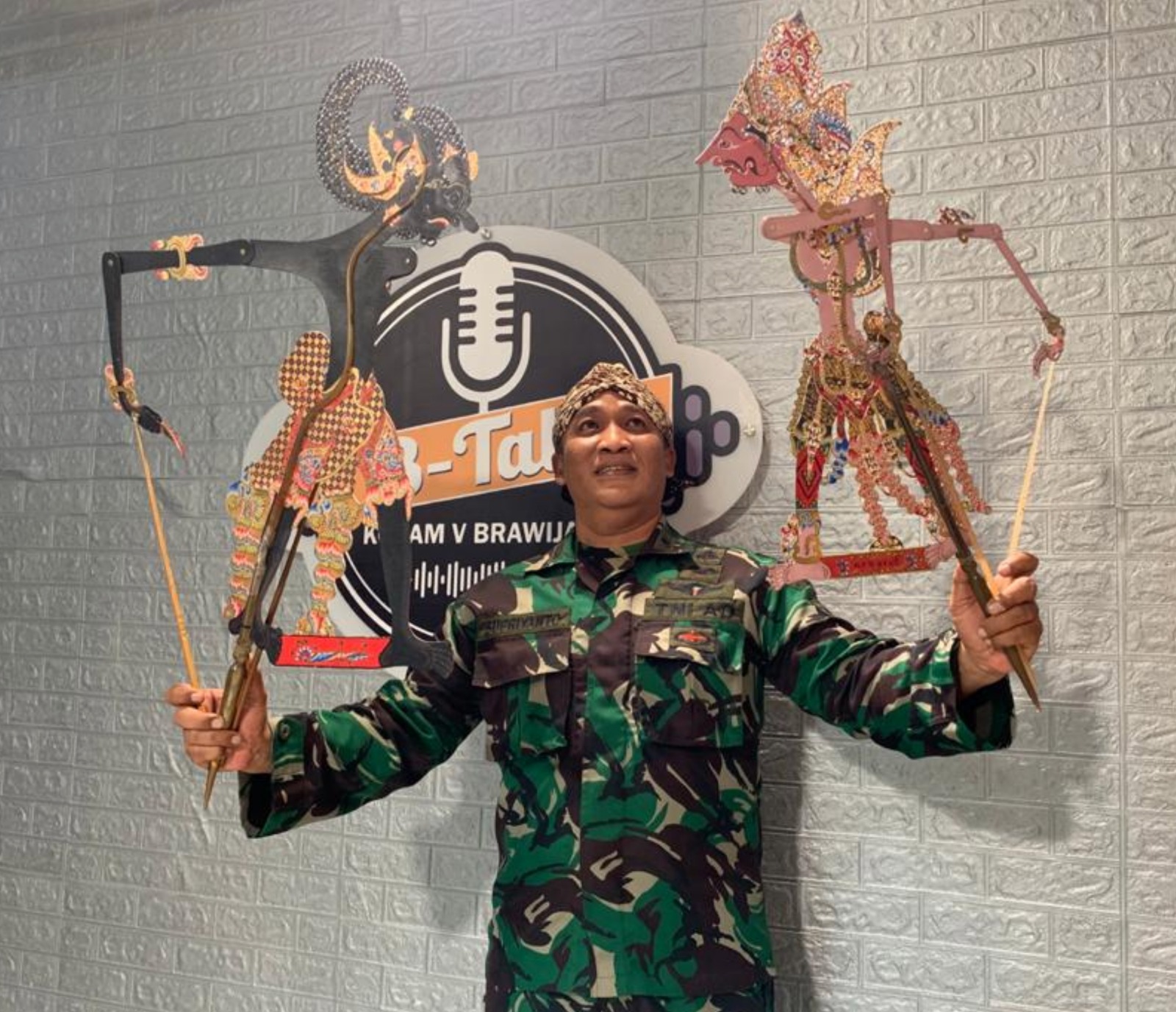 BANYAK DIKENAL: Supriyanto setelah menjadi pembicara di podcast B-Talk Kodam V/Brawijaya, beberapa waktu lalu.