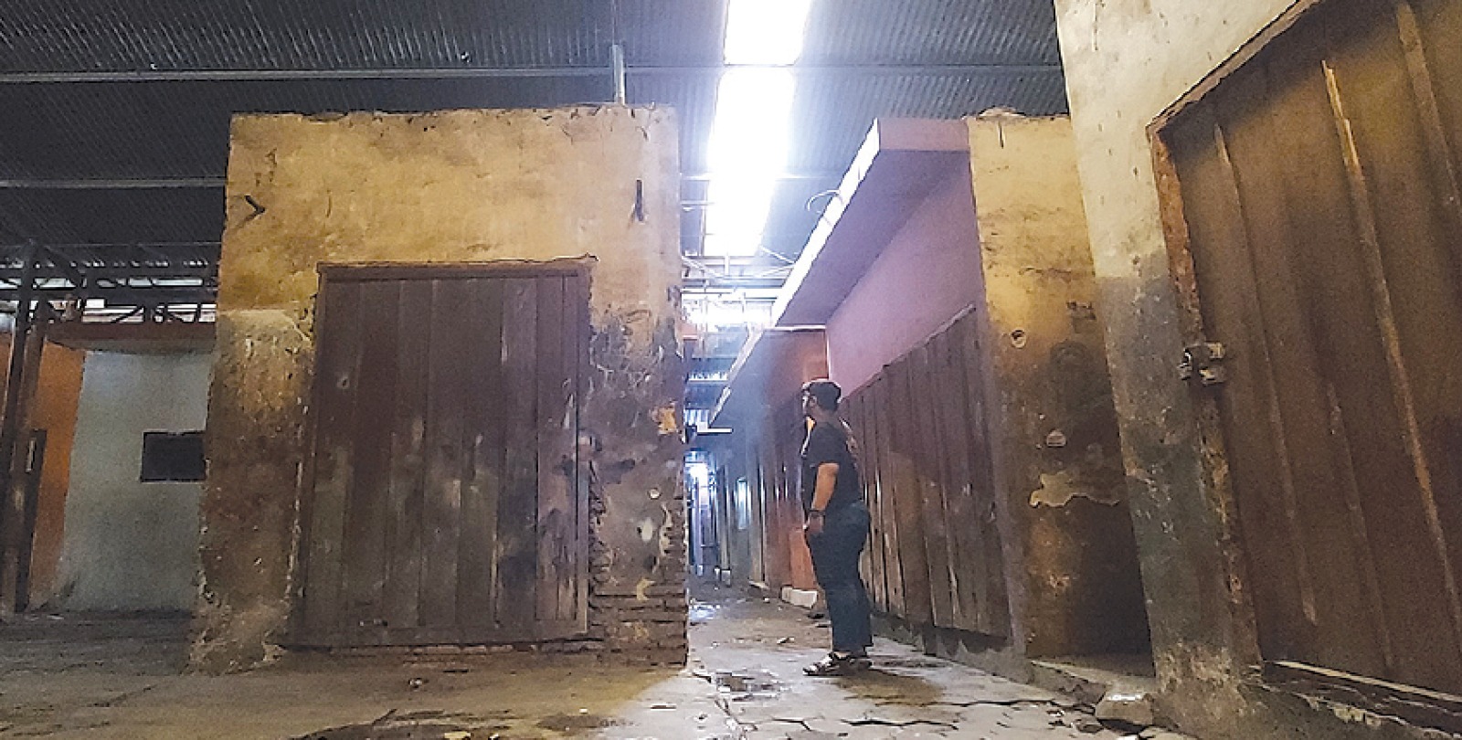 SETELAH PENGGEREBEKAN: Kios-kios warung kopi cetol di area Pasar Gondanglegi yang sebelumnya menyediakan pramusaji seksi, kemarin (6/1) tutup. BIYAN MUDZAKY HANINDITO/RADAR KANJURUHAN