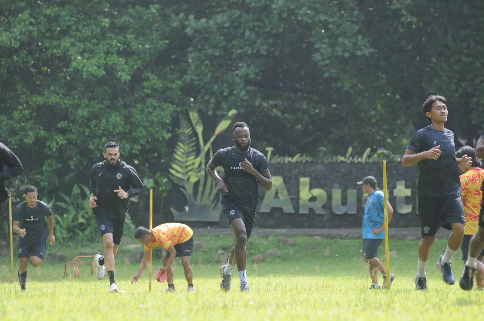 TETAP DI MALANG: Charles Lokolingoy menjalani sesi latihan fisik di Kebun Raya Purwodadi, Pasuruan, kemarin.