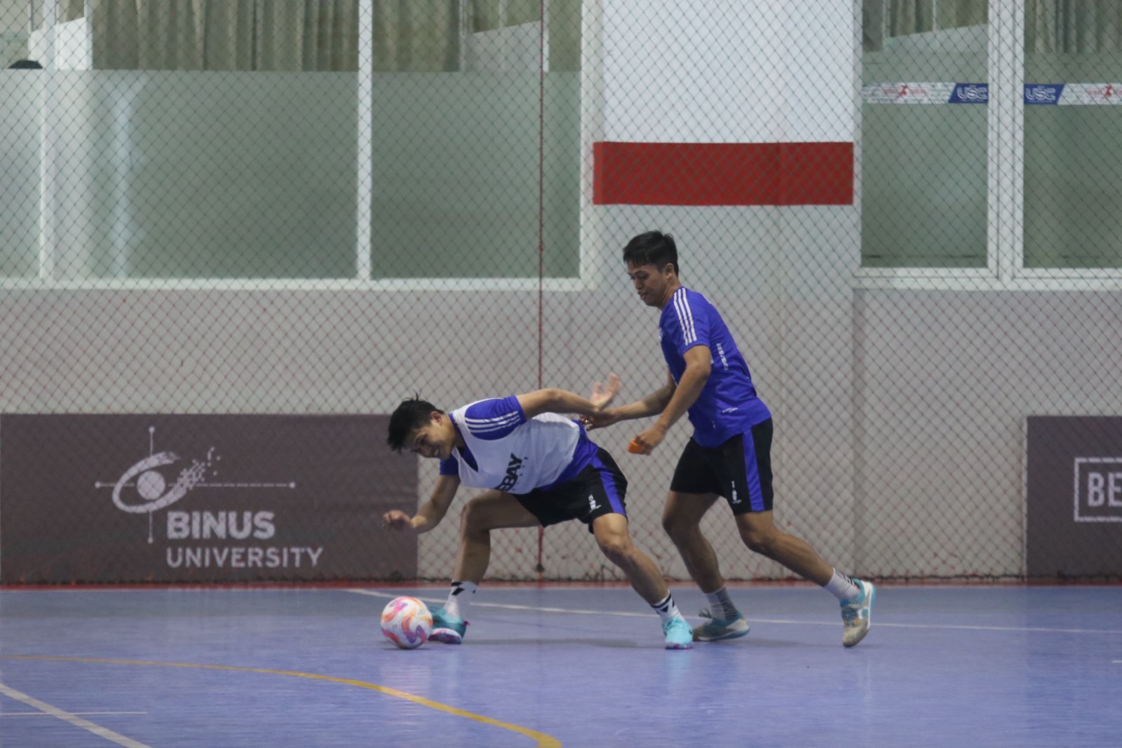 INOVASI: Pemain Unggul FC Malang Anton Cahyo (kanan) berusaha merebut bola dalam sesi latihan di Unggul Sport Center, Sabtu lalu (4/1). SATRIA CAHYONO/RADAR MALANG