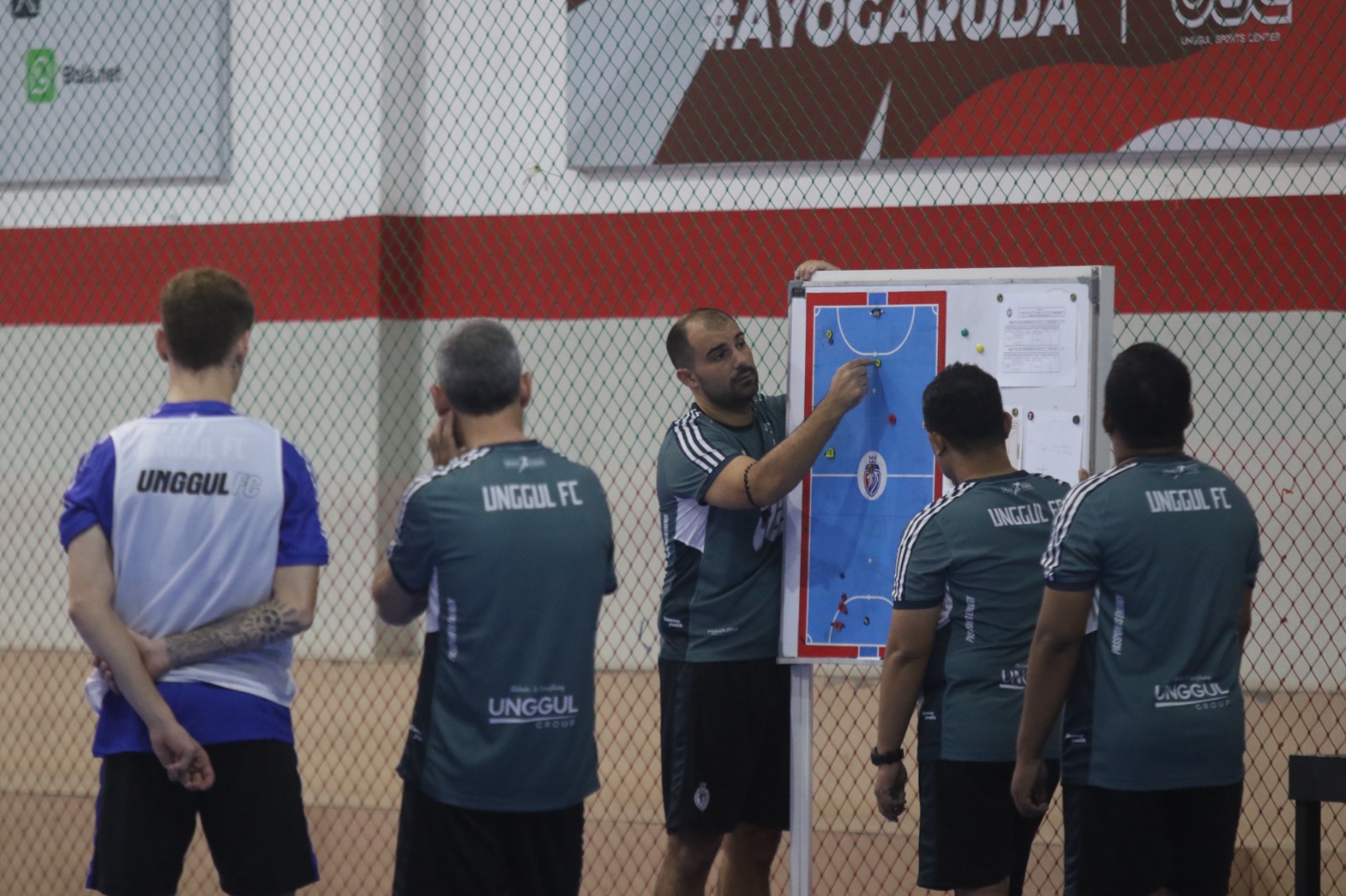 JANJIKAN HAPPY ENDING: Pelatih Kepala Unggul FC Malang Joao Almeida (tengah) memberikan instruksi dalam sesi latihan di Unggul Sport Center, kemarin. SATRIA CAHYONO/RADAR MALANG