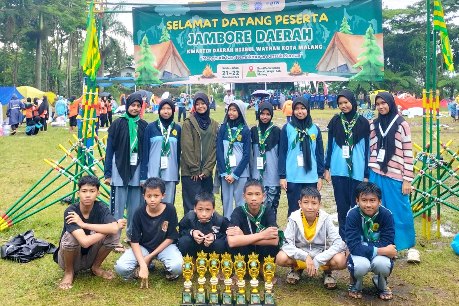 MEMBANGGAKAN. Kontingen SMP Aisyiyah Muhammadiyah 3 memamerkan trofi dari ajang Jambore Hizbul Wathan 2024.