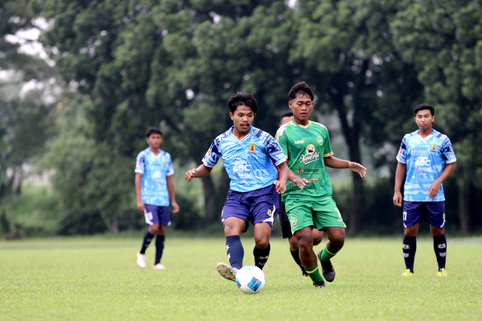 AWAL POSITIF: Pemain Persema Malang (kiri) melepaskan umpan dalam laga perdana Liga 4 Jawa Timur melawan Hizbul Wathan, Senin lalu (6/1). MO PERSEMA MALANG FOR RADAR MALANG