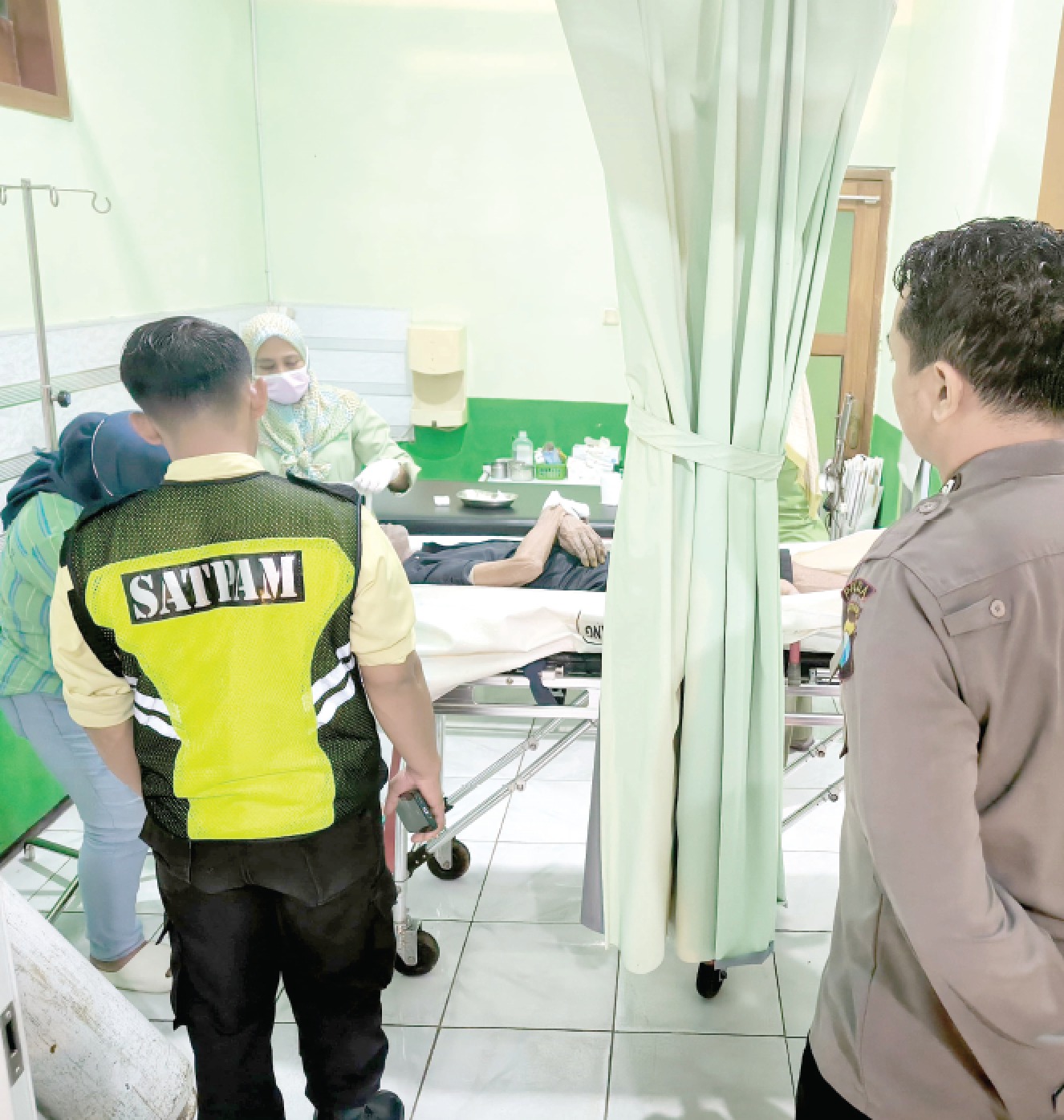 EVAKUASI: Lansia yang tewas tenggelam di Bendungan Selorejo langsung dilarikan ke Klinik Rawat Inap Kusuma Husada. ISTIMEWA