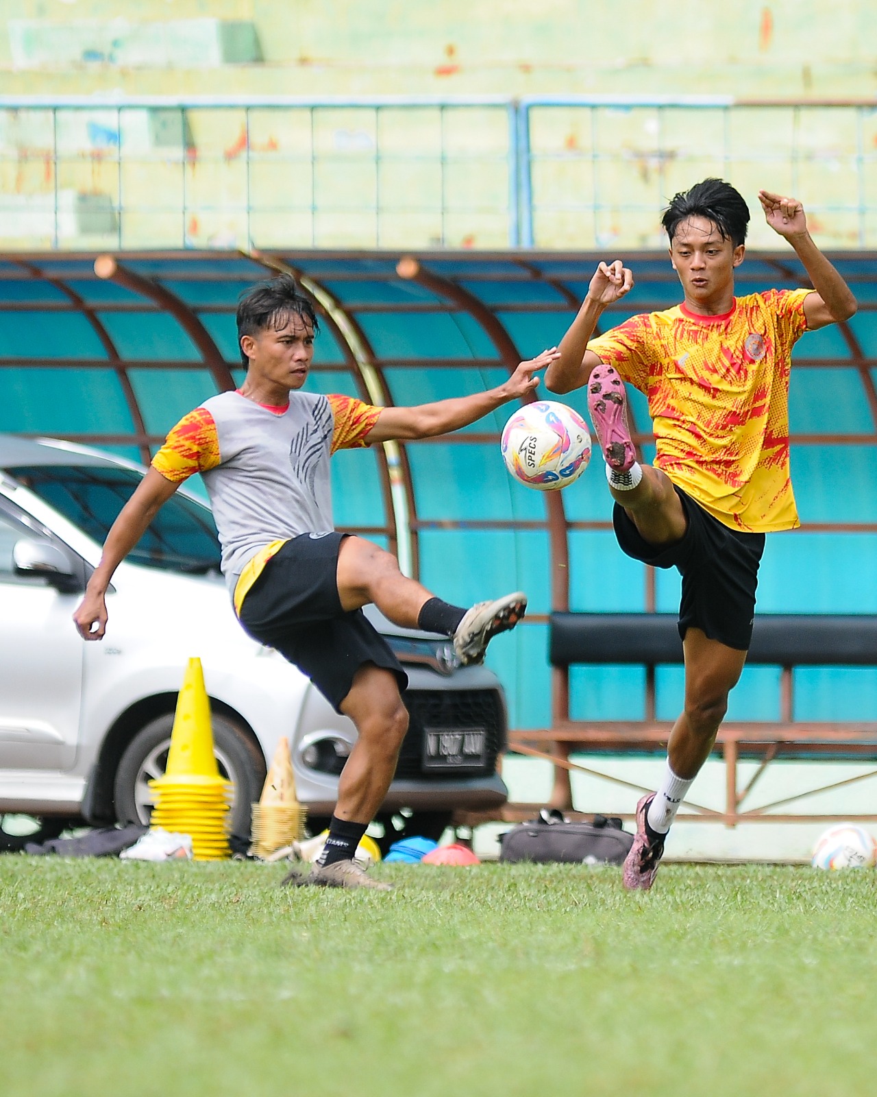 GERAK CEPAT: Achmad Maulana Syarif (kanan) berusaha menghadang Hamzah Titofani dalam sesi latihan di Stadion Gajayana, Minggu lalu (5/1). MO AREMA FC FOR RADAR MALANG