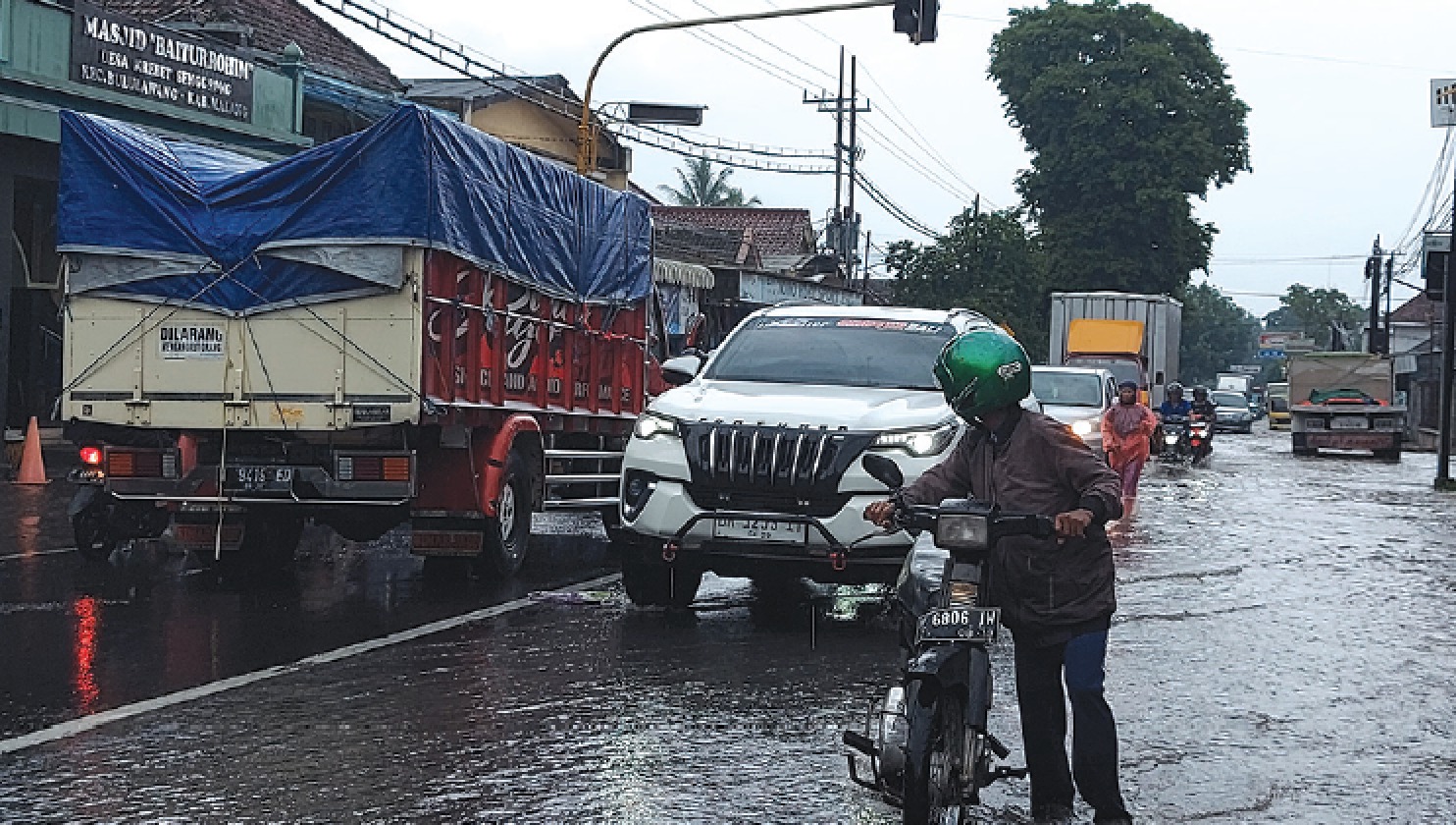 AIR SUNGAI MELUAP: Air setinggi 40 centimeter menggenang ruas jalan dan permukiman di Desa Krebet dan Krebet Senggrong, Kecamatan Bululawang BPBD KABUPATEN MALANG FOR RADAR KANJURUHAN
