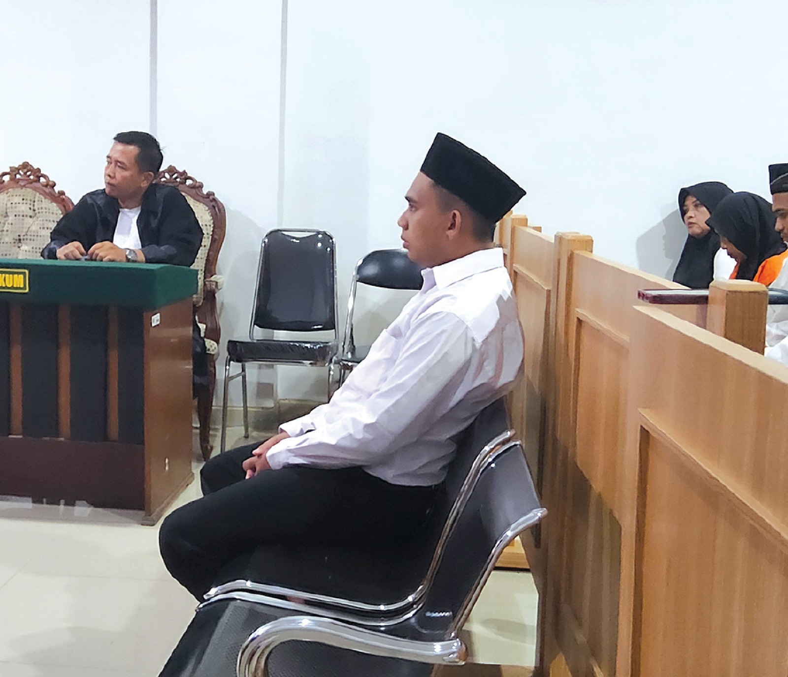 GELAPKAN BBM: Fani Pratama menjalani sidang dugaan penggelapan pertalite di Pengadilan Negeri (PN) Kepanjen kemarin (7/1). BIYAN MUDZAKY HANINDITO / RADAR KANJURUHAN