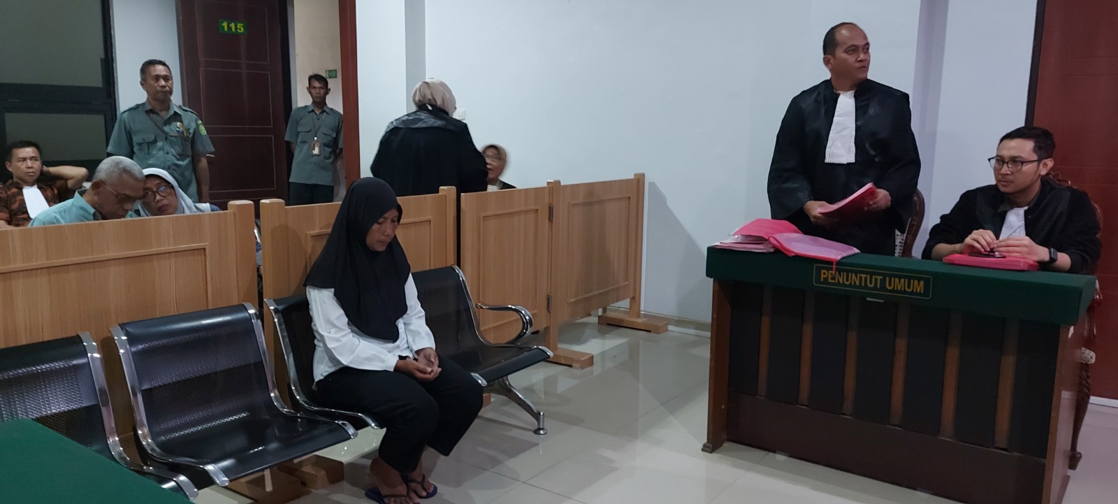 ANCAMAN MAKSIMAL: Evi Wijayanti mendengarkan jaksa yang sedang membacakan tuntutan penjara seumur hidup di pengadilan Negeri Kepanjen kemarin (7/1). BIYAN MUDZAKY HANINDITO/RADAR MALANG
