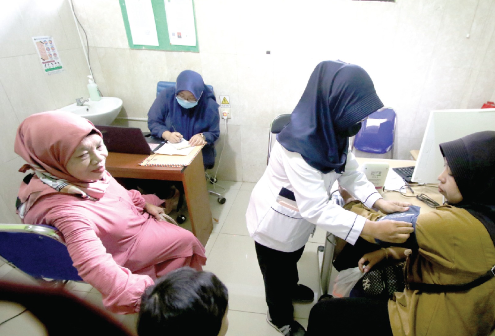 SIAPKAN DATA: Salah satu warga mengecek tekanan darah di Puskesmas Mulyorejo, Sukun, kemarin. SATRIA CAHYONO / RADAR MALANG