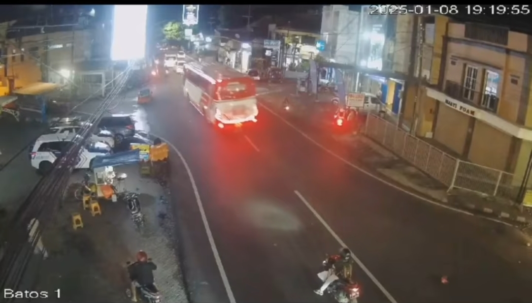 Tangkapan layar rekaman CCTV detik detik kecelakaan bus pariwisata yang menewaskan empat orang di Kota Batu