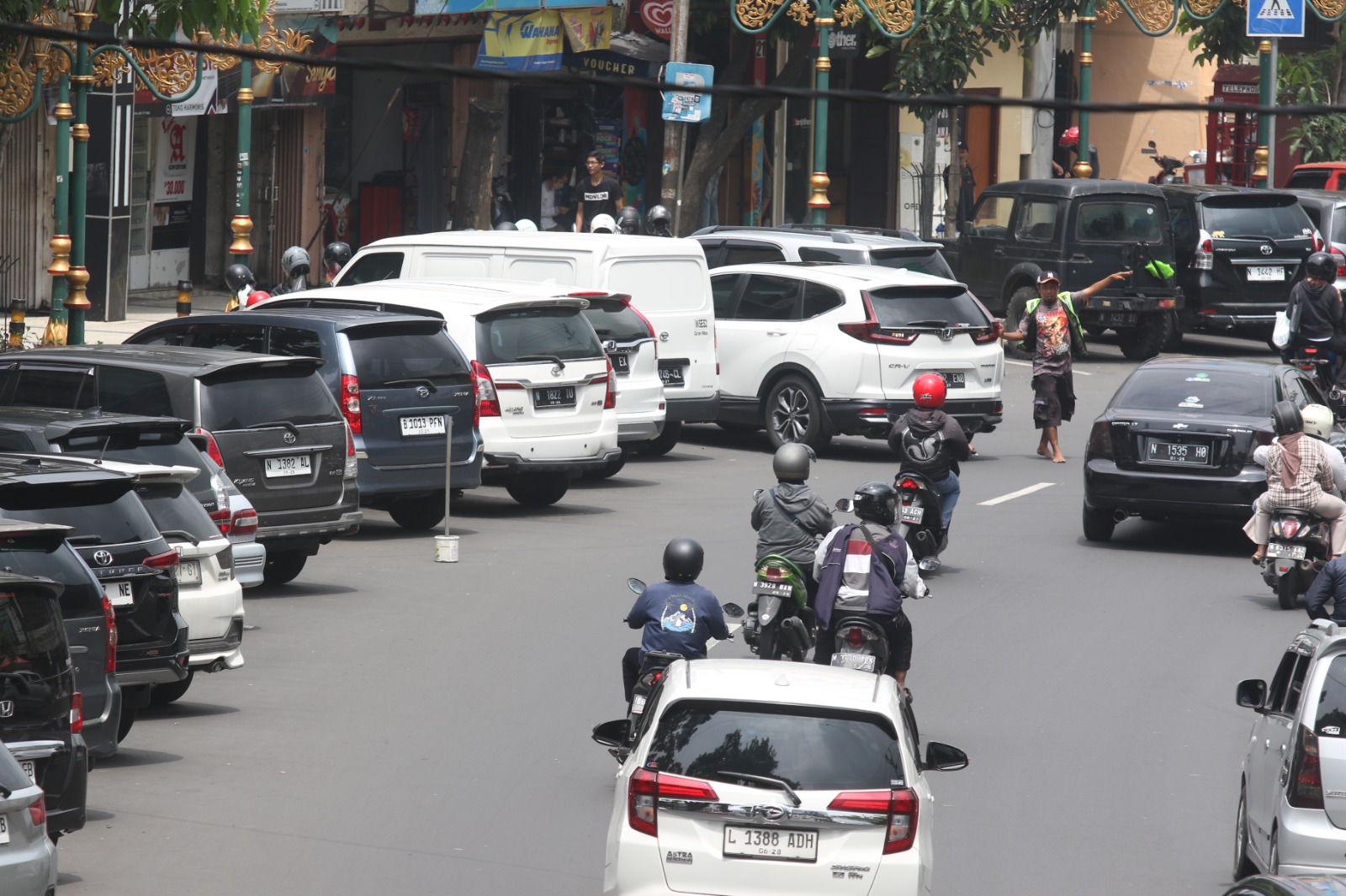 BERTAHAP: Parkir di sisi barat koridor Kajoetangan masih diperbolehkan. Ketika dua kantong parkir baru beroperasi maksimal, pemkot bakal mensterilkannya. SATRIA CAHYONO/RADAR MALANG