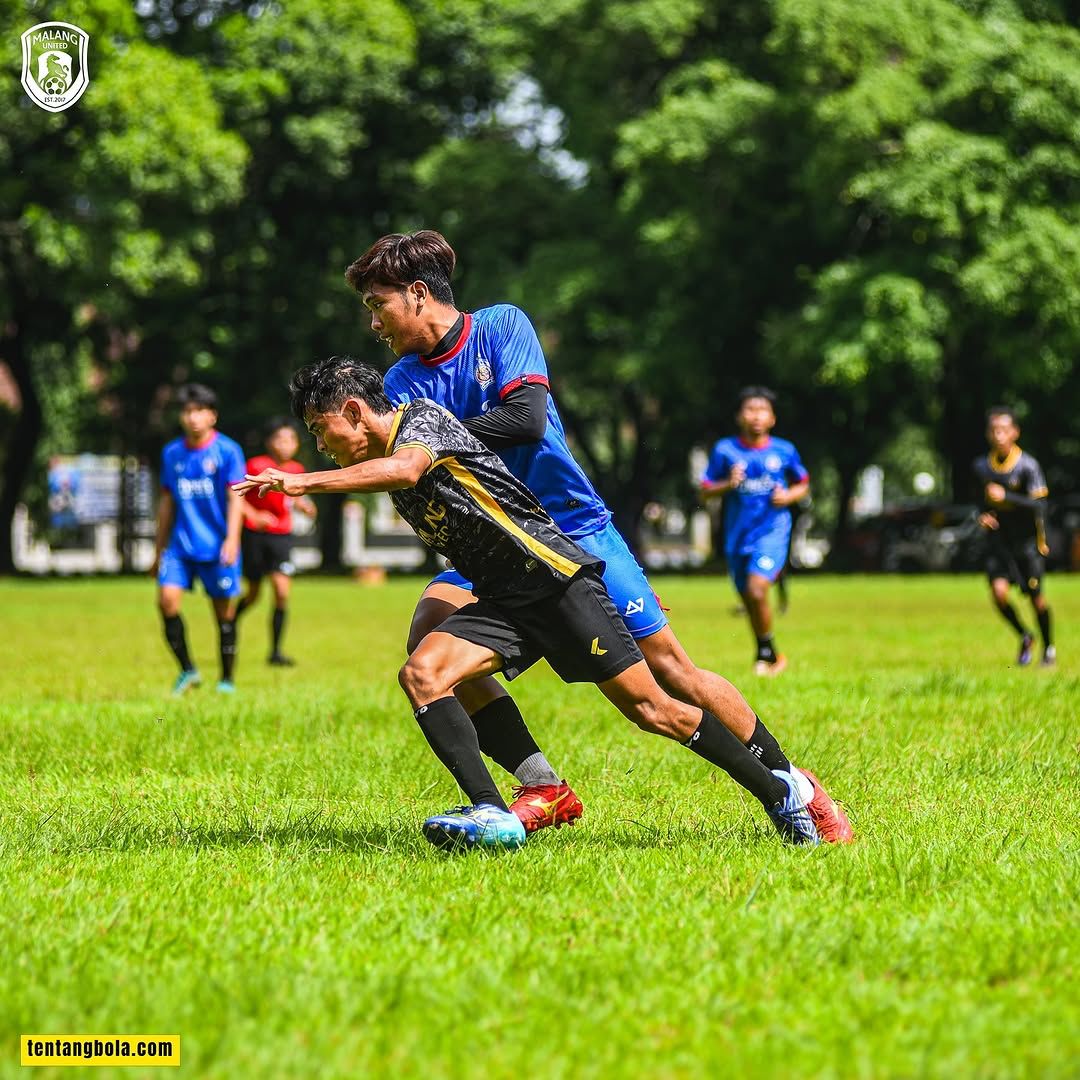 TURUNKAN EGO: Pemain Arema Indonesia (kanan) berusaha menghadang penggawa Malang United dalam laga uji coba, beberapa waktu lalu. MO MALANG UNITED FOR RADAR MALANG