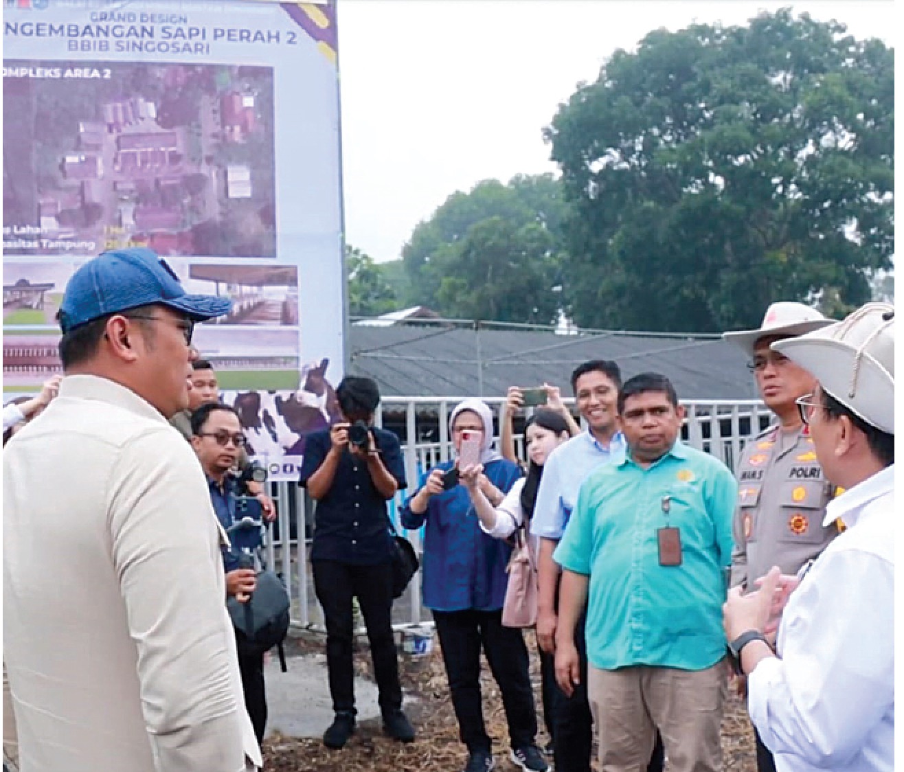 PETERNAKAN SAPI: Wamentan RI Sudaryono (kiri) bersama rombongan meninjau lahan yang akan digunakan untuk proyek pembangunan kandang di area BBIB Singosari. INDAH MEI YUNITA/RADAR KANJURUHAN