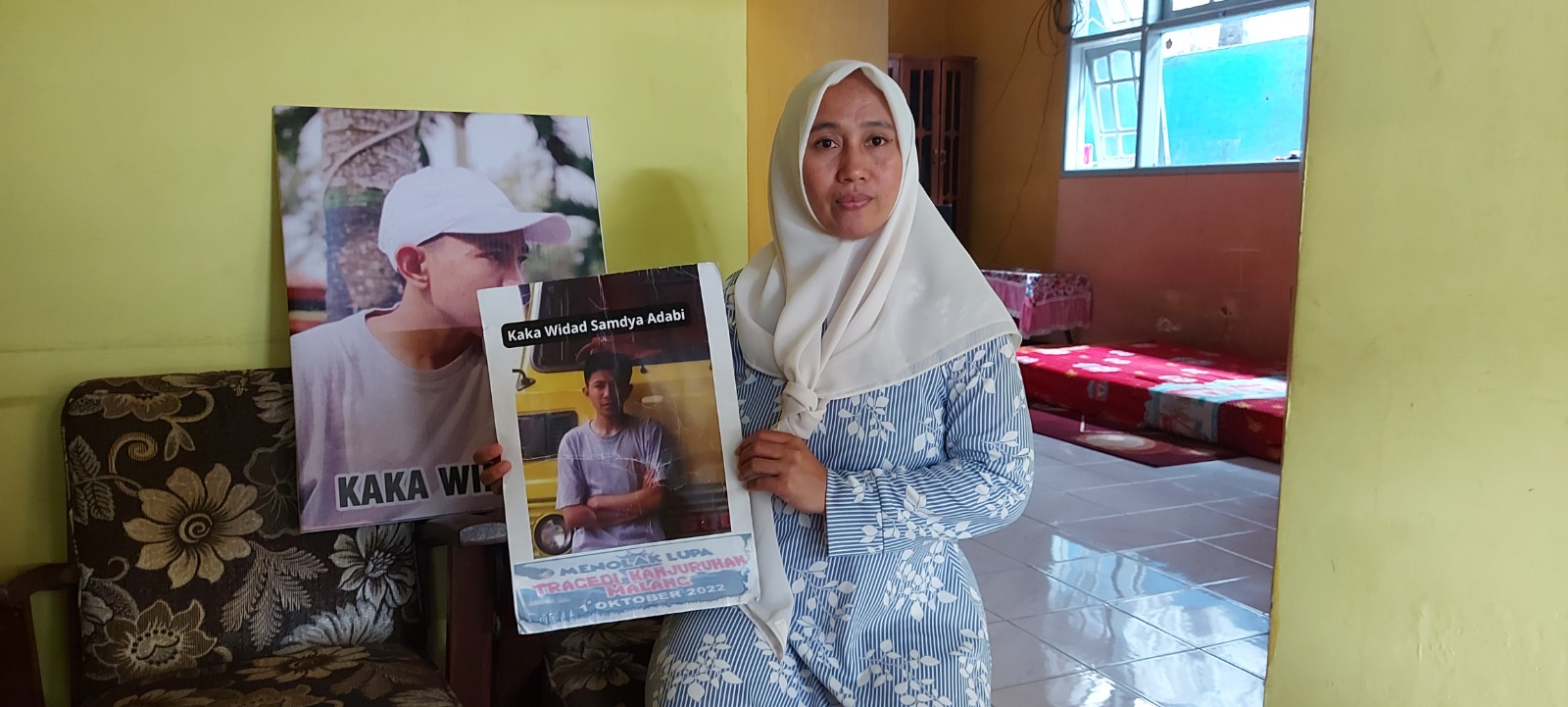 BANYAK KENANGAN: Puji Asmawati memperlihatkan foto almarhum anak pertamanya, Kaka Widad Samdya Adabi, kemarin (8/1). BIYAN MUDZAKY HANINDITO / RADAR MALANG