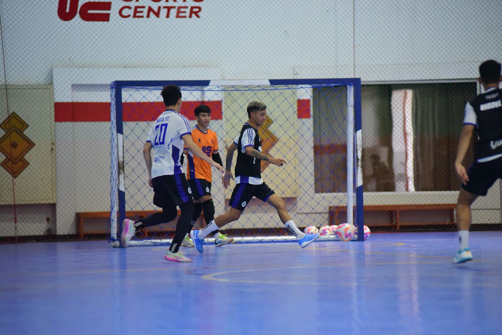 PUNYA MODAL MENANG: Andres Teran (tengah) berusaha melewati lawan dalam sesi latihan di Unggul Sport Center, kemarin. MO UNGGUL FC MALANG FOR RADAR MALANG