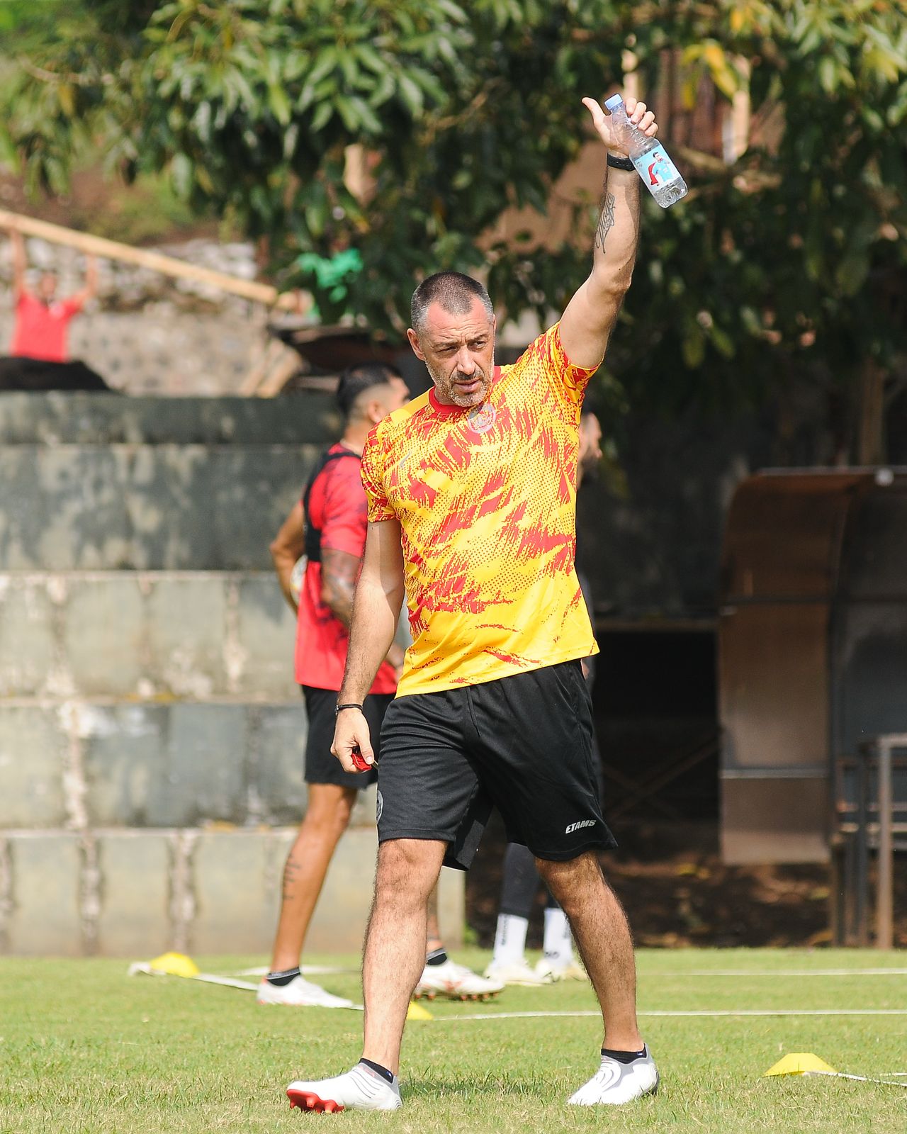KOLABORASI: Pelatih Kepala Arema FC Ze Gomes memberikan instruksi dalam sesi latihan di Lapangan Universitas Brawijaya, Selasa lalu (7/1). MEDIA OFFICER AREMA FC FOR RADAR MALANG