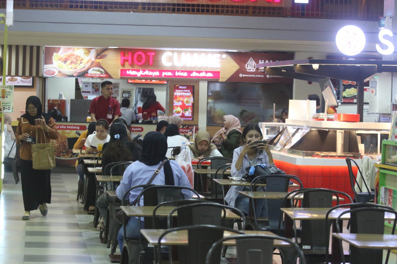SALAH SATU ANDALAN: Foodcourt di Malang Town Square (Matos) aktif menyumbang PAD. Jumlah wajib pajak di sektor kuliner terus meningkat tiap tahun. SATRIA CAHYONO/RADAR MALANG