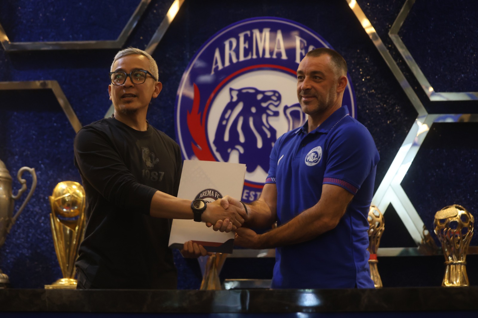 TAMBAH KEKUATAN: General Manager Arema FC Yusrinal Fitriandi (kiri) meresmikan pelatih anyar Arema FC Ze Gomes, pekan lalu. DARMONO/RADAR MALANG