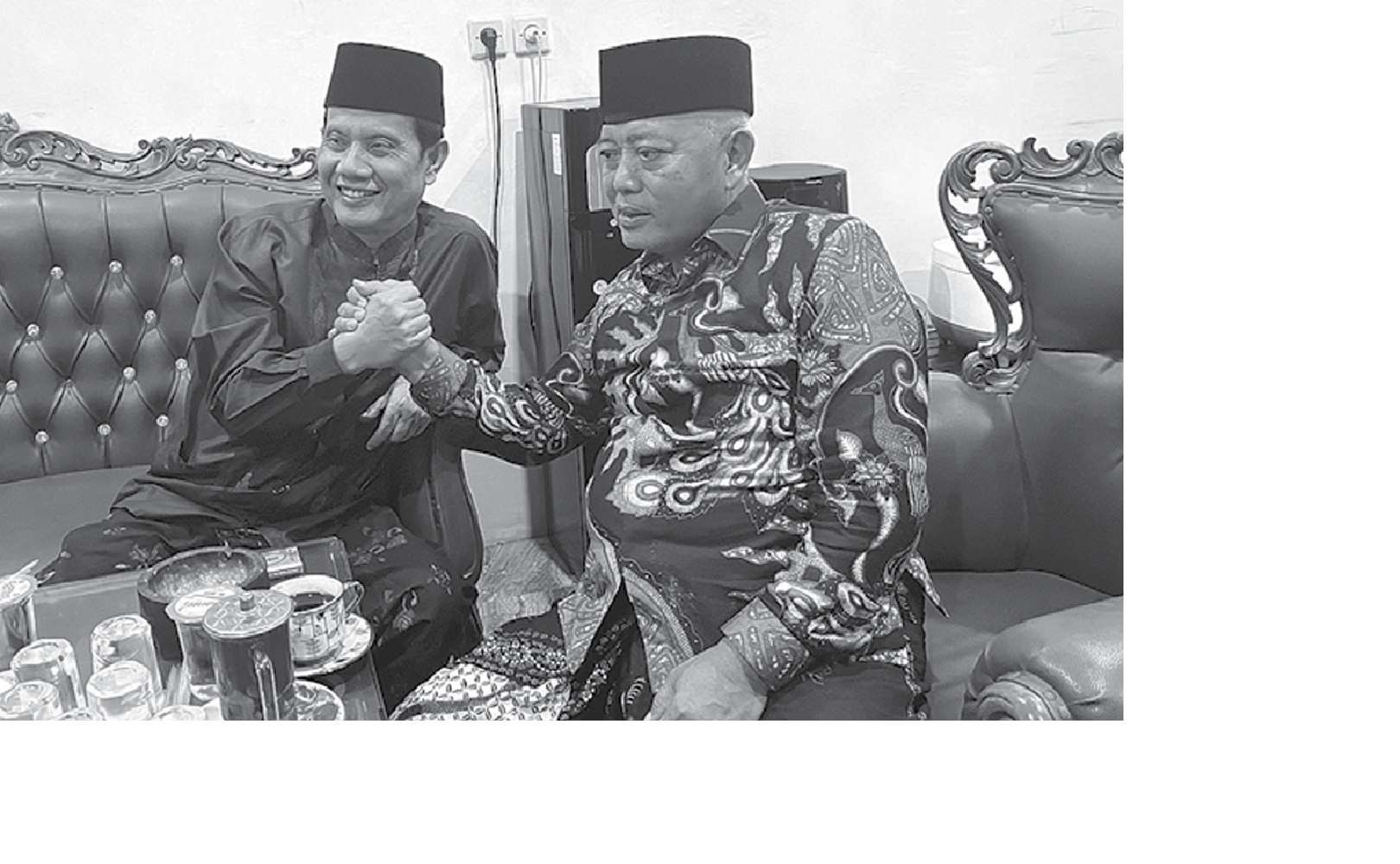 DAMAI: Gunawan Wibisono HS (kiri) menerima kunjungan dari rivalnya semasa Pilkada 2024 lalu, H M. Sanusi di kediamannya pada 28 November 2024 lalu. DARMONO/RADAR MALANG