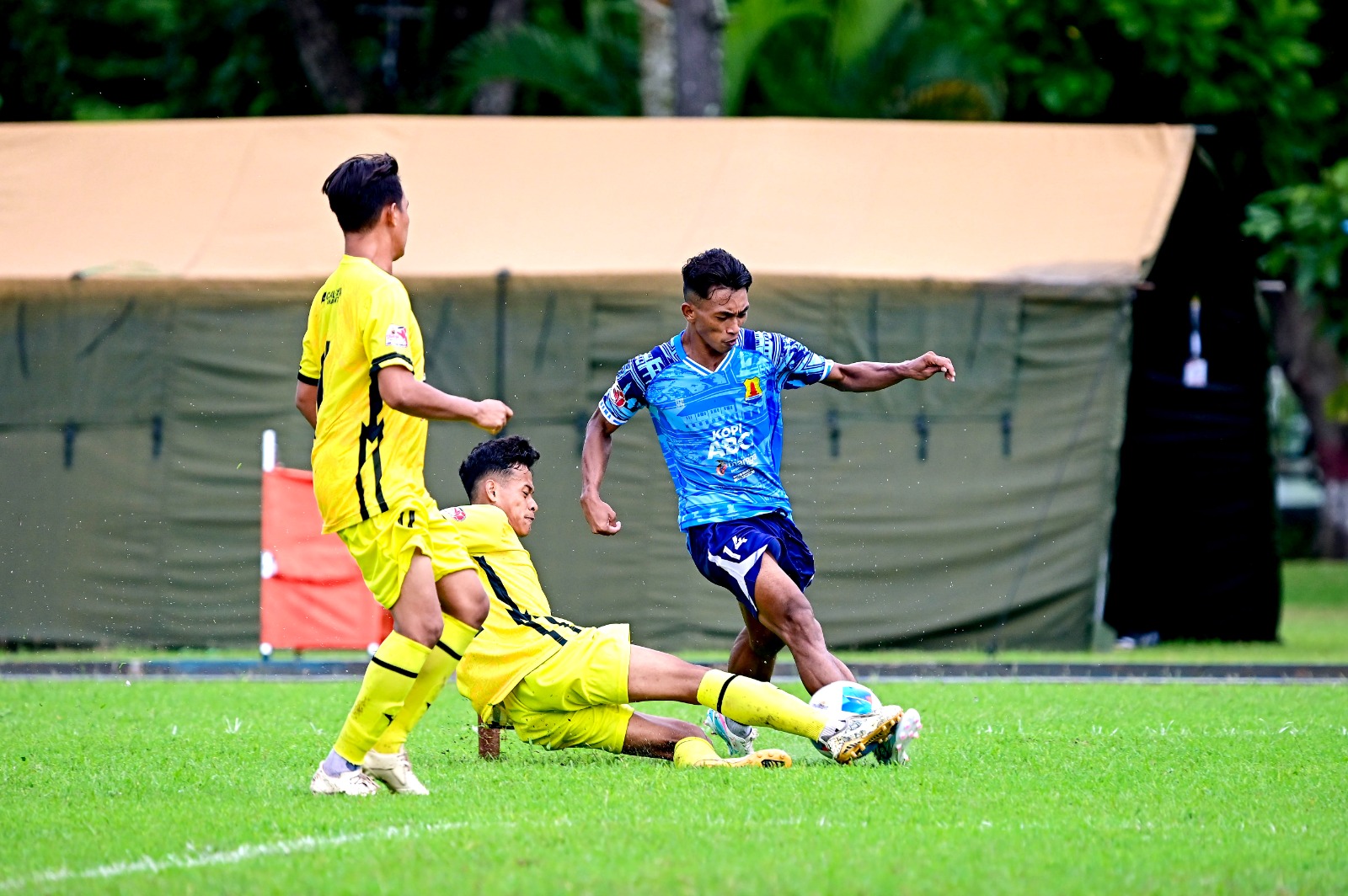 BERMAIN IMPRESIF: Pemain Persema Malang (kanan) berusaha melewati penggawa AC Majapahit dalam laga Liga 4 pekan ke-2, Rabu lalu (8/1). MO PERSEMA MALANG FOR RADAR MALANG