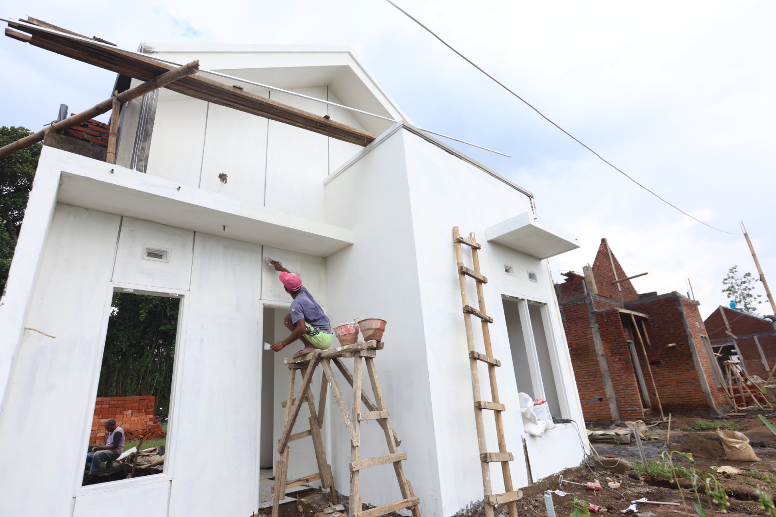 MENANTI KUOTA SUBSIDI: Pembangunan di salah satu perumahan di Kedungkandang terus berjalan. Pengembang mengeluhkan harga bahan bangunan yang meningkat. DARMONO / RADAR MALANG