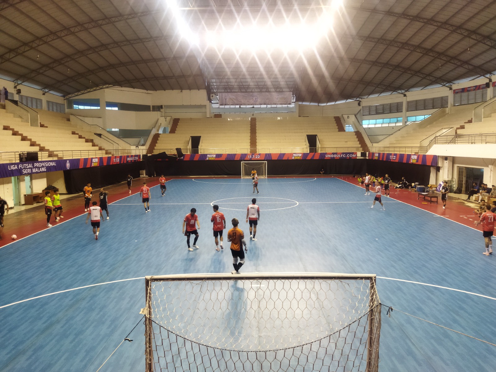 PERSIAPAN TERAKHIR: Tim Unggul FC menjajal venue PFL seri Malang di GOR Ken Arok, kemarin sore. Laga perdana bakal berlangsung besok (11/1). GRATIO IGNATIUS S. B. / RADAR MALANG