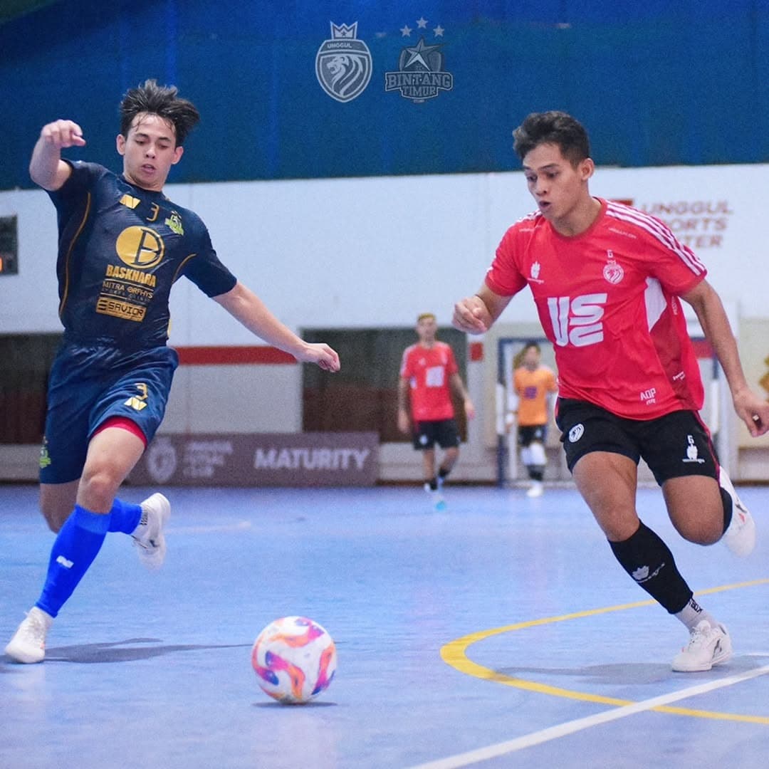 PERBAIKI KEKURANGAN: Andres Dwi Persada (kanan) berusaha melewati pemain Bintang Timur Surabaya dalam laga uji coba di Unggul Sport Center, 4 Januari lalu. MO UNGGUL FC MALANG FOR RADAR MALANG