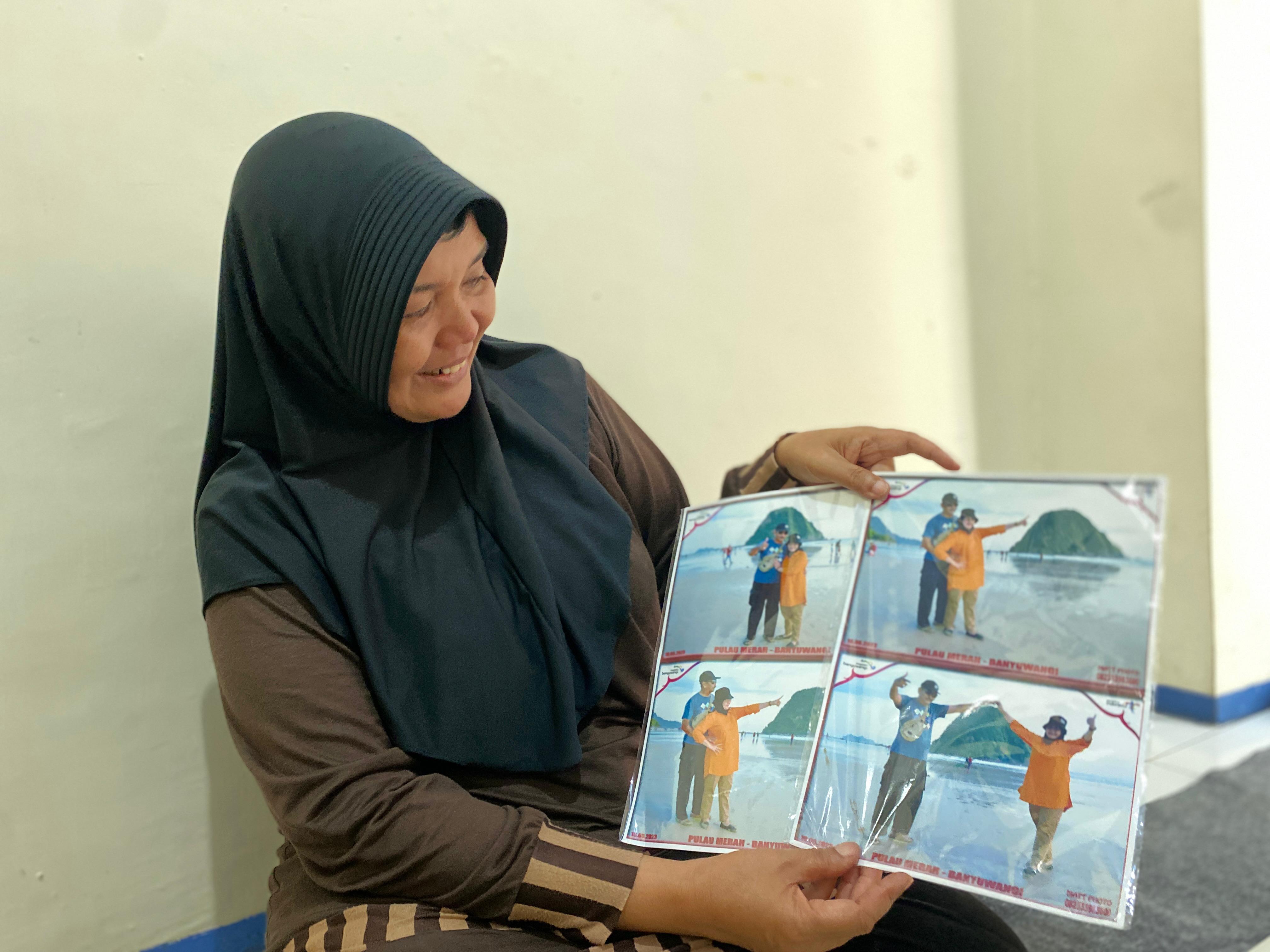 SUAMI HEBAT: Sri Utami, istri almarhum Agus Daryanto menunjukkan foto-foto kenangannya, kemarin (10/1).