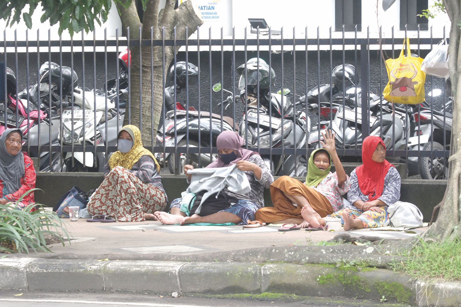 Sejumlah pengemis berkumpul di Jalan Merdeka Selatan, kemarin. Tiap hari Jumat, mereka biasa mangkal di depan Masjid Jami&rsquo;