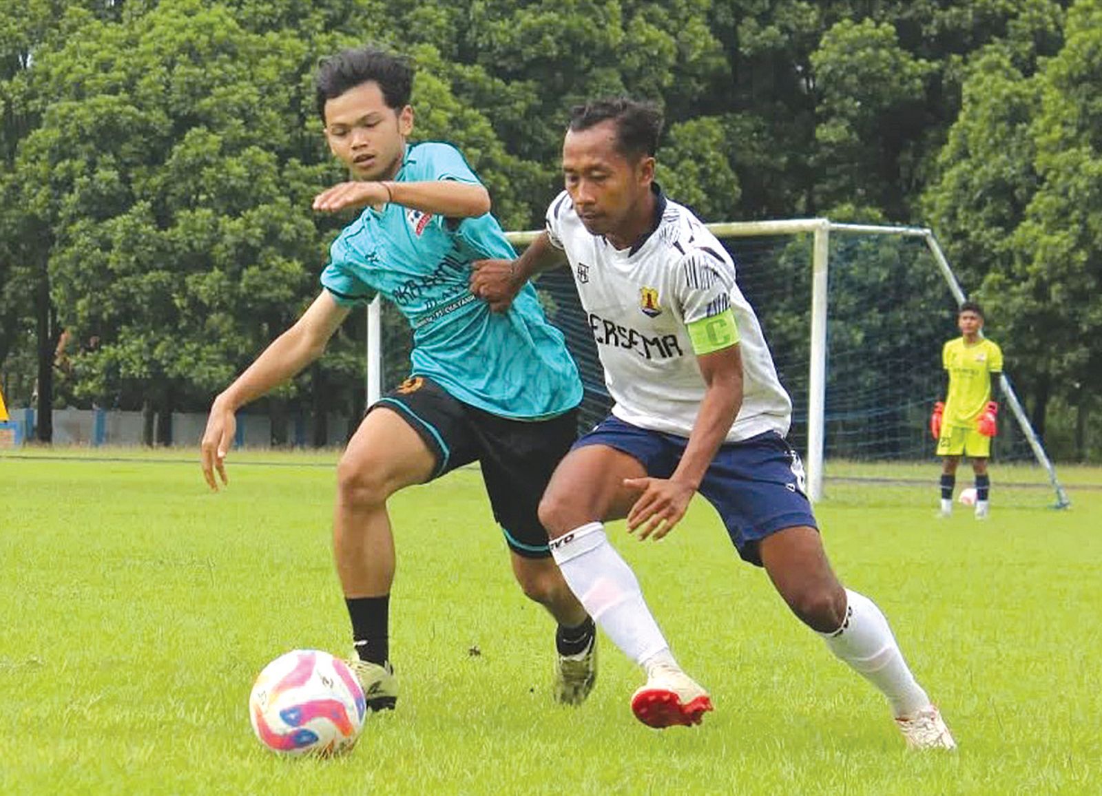 Pemain Blayu FC berusaha merebut bola dari penggawa Persema Malang dalam laga uji coba, 2 Januari lalu.
