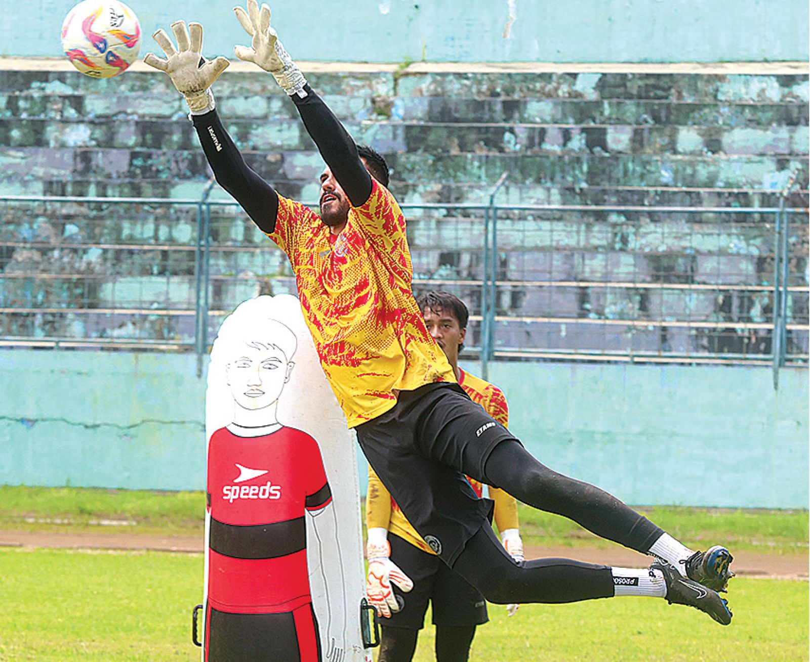 Kiper Arema FC Lucas Frigeri menjalani sesi latihan teknik di Stadion Gajayana, Selasa lalu (7/1).