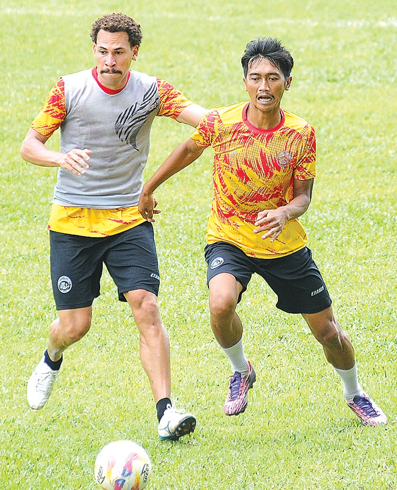 Jayus Hariono (kanan) dan Pablo Oliveira dalam sesi latihan tim di Stadion Gajayana, pekan lalu.