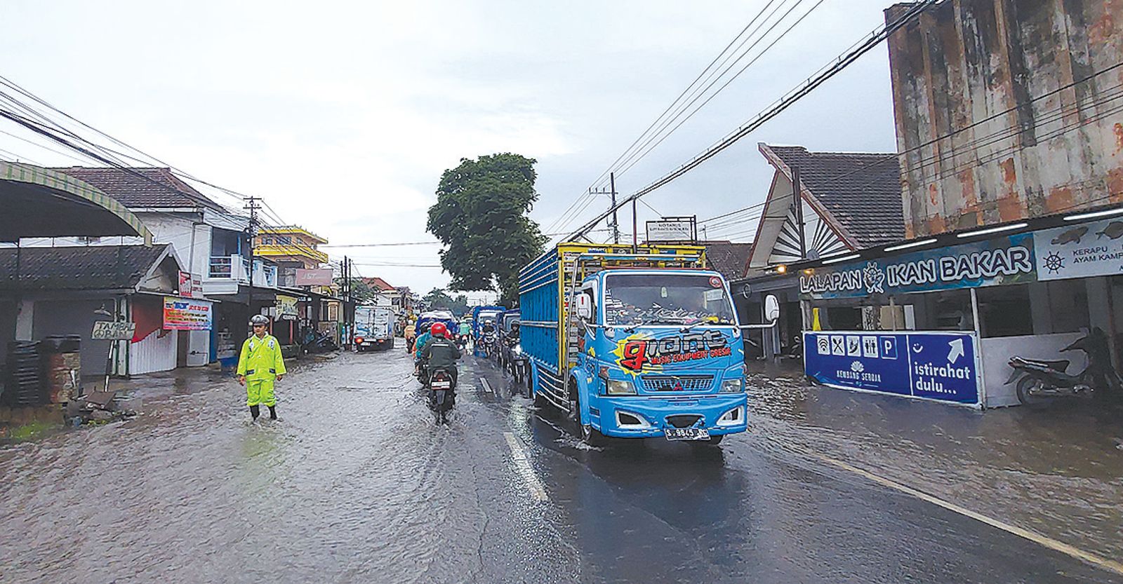 Hujan deras yang mengguyur jalan raya Krebet Senggrong, Kecamatan Bululawang mengakibatkan ruas jalan terendam air beberapa hari lalu.