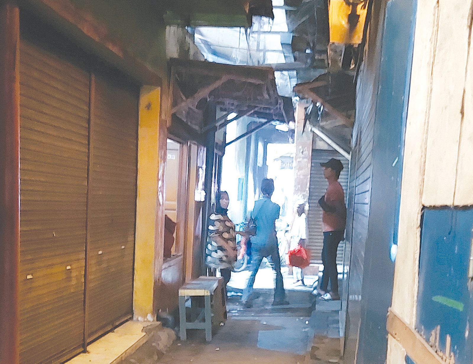 Deretan kios warung kopi cetol di area Pasar Gondanglegi yang tutup, kemarin. Pemilik warung dan pramusaji di bawah umur masih menjalani pemeriksaan di polisi setelah penggerebekan pada Sabtu lalu