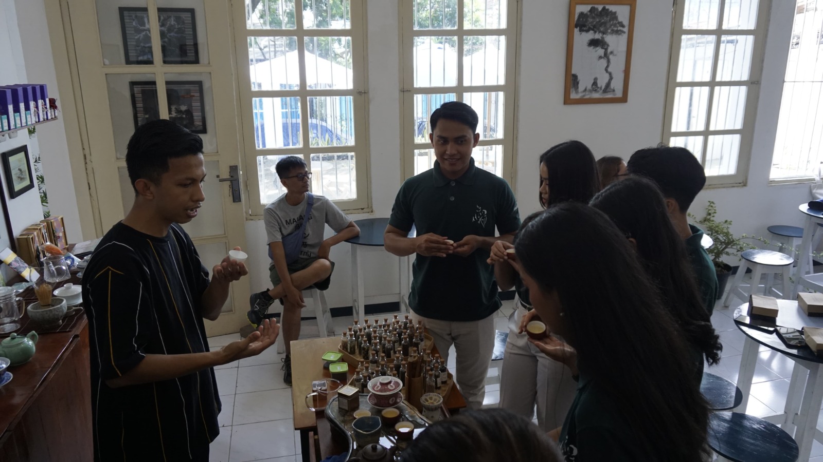 RUTE RUTIN: Klien Pay As You Wish Walking Tour mengikuti agenda Gong Fu Cha di Kafe Pop Mason 52, beberapa waktu lalu. PAY AS YOU WISH WALKING TOUR FOR RADAR MALANG