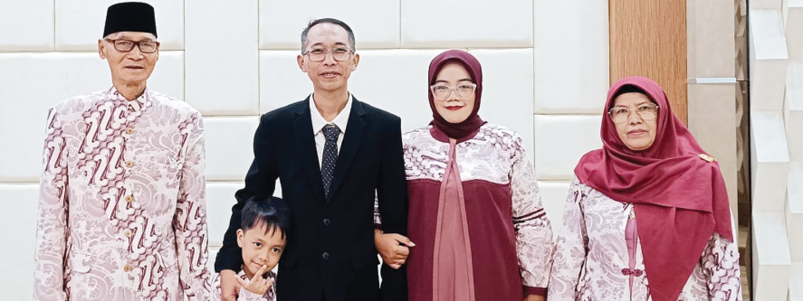 SUPPORT SYSTEM: Dr Ahmad Rofiqul Muslikh SKom MKom (pakai jas) foto bersama keluarganya.