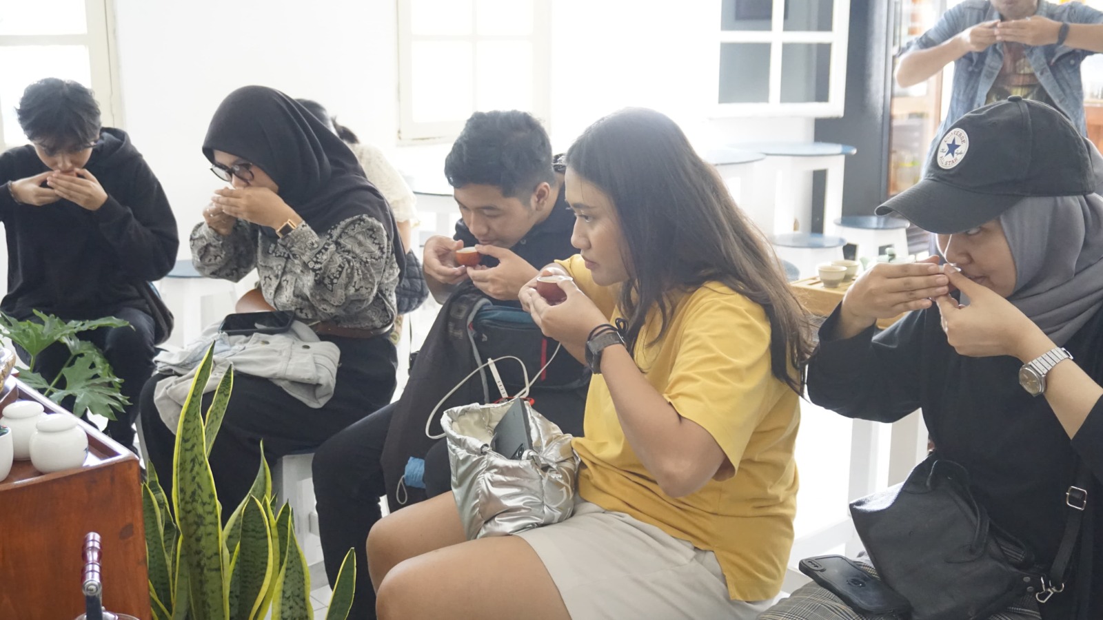 PELAJARI TEKNIK TRADISIONAL: Sejumlah wisatawan mencicipi teh hasil racikannya sendiri, beberapa waktu lalu. PAY AS YOU WISH WALKING TOUR FOR RADAR MALANG