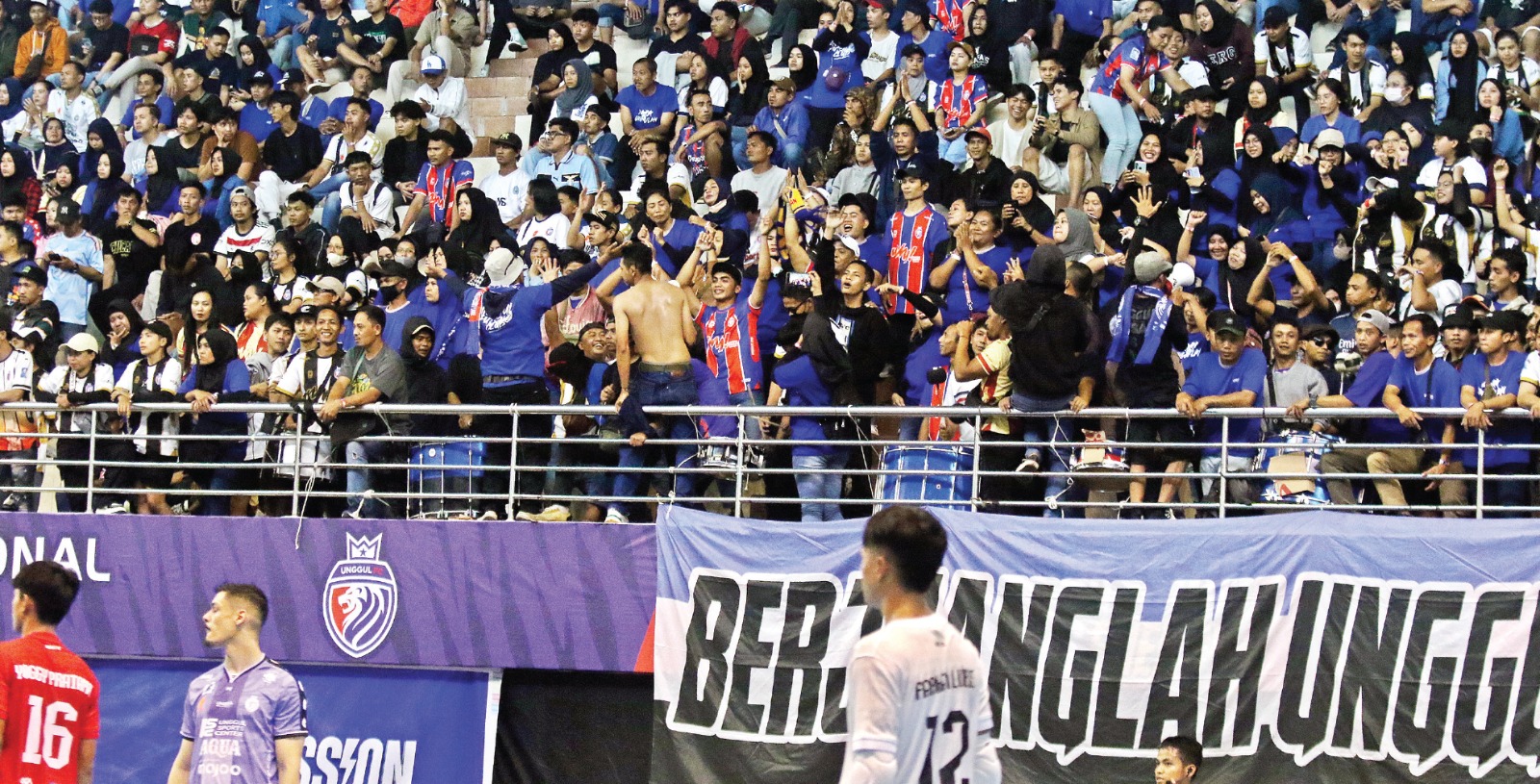 MERIAH: Pendukung Unggul FC Malang all-out memberikan support kepada Andres Teran dkk dalam laga PFL seri Malang di GOR Ken Arok, kemarin. SATRIA CAHYONO/RADAR MALANG