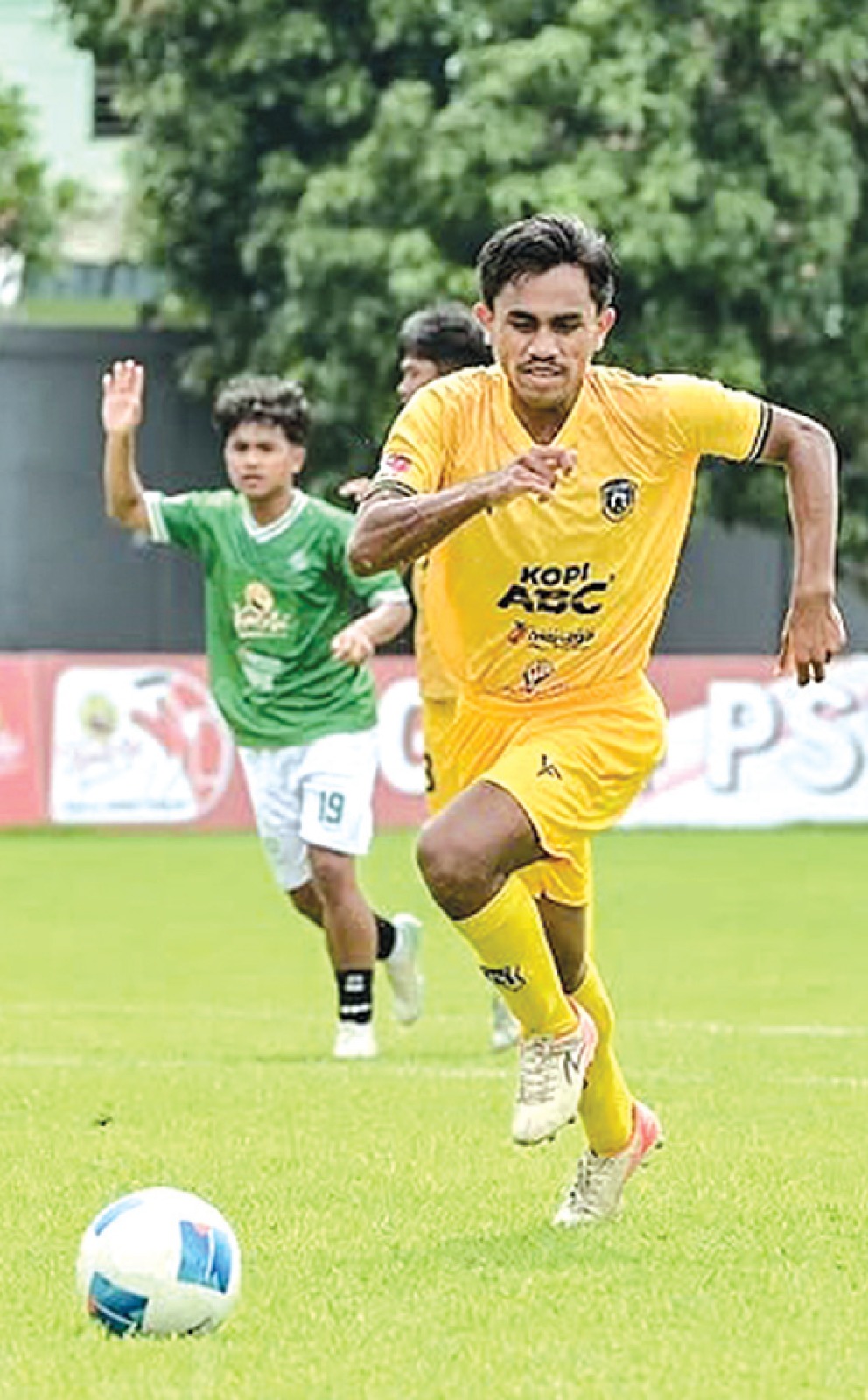 PERFORMA POSITIF: Pemain Malang United mengejar bola di laga kontra ASIFA di Lapangan Rondo Kuning, Kediri, Jumat lalu (10/1). MO MALANG UNITED FOR RADAR MALANG