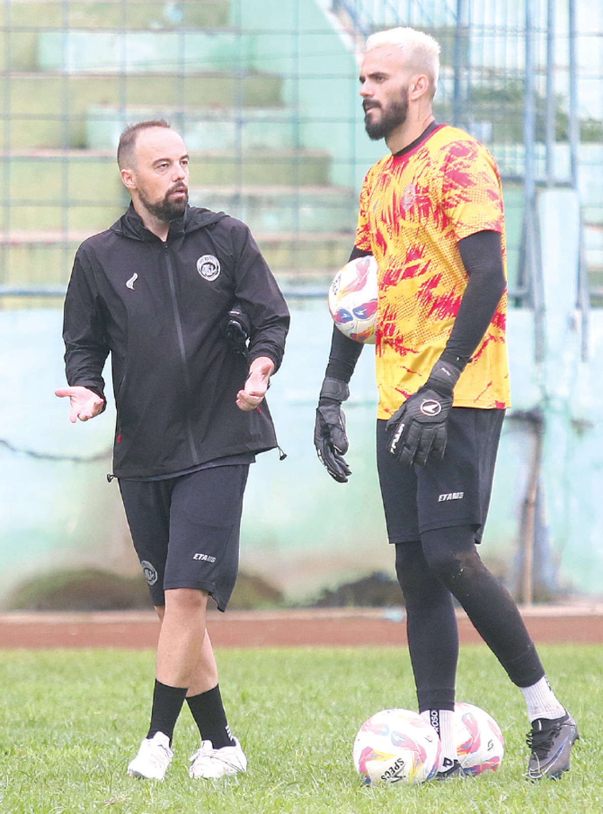 PERAN GANDA: Tiago Simoes (kiri) berdiskusi dengan Lucas Frigeri sebelum sesi latihan di Stadion Gajayana, Selasa lalu (7/1). MO AREMA FC FOR RADAR MALANG