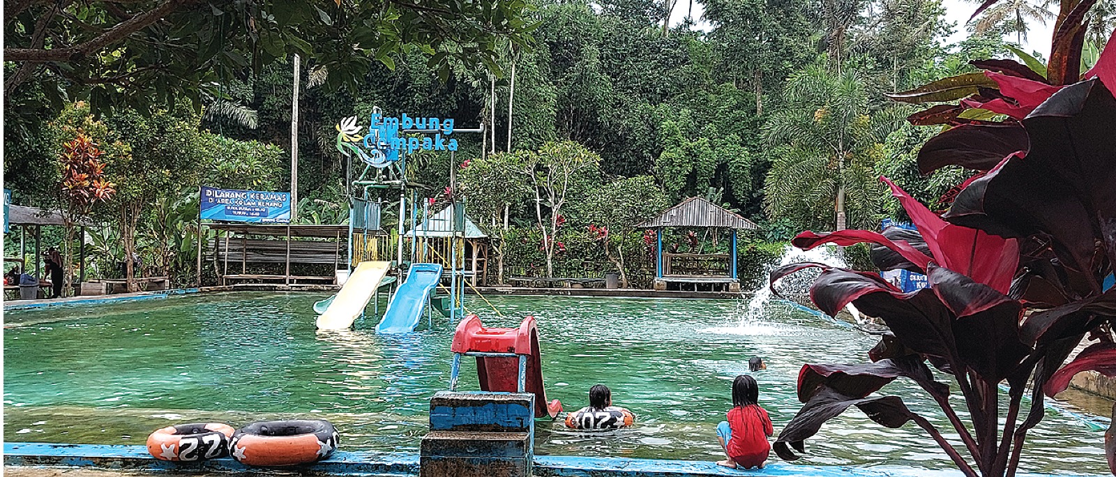 WISATA AIR: Para wisatawan menikmati kesegaran air di Embung Cempaka, Kecamatan Pakis, kemarin (12/1). BIYAN MUDZAKY HANINDITO/RADAR KANJURUHAN