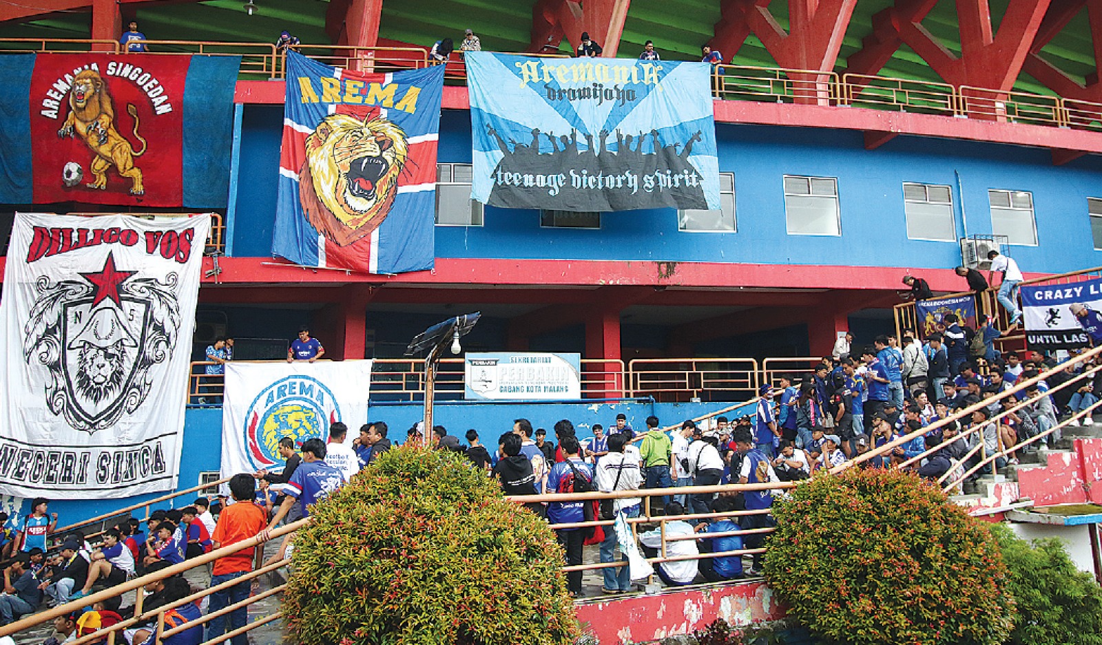MENJADI MUSAFIR: Pendukung Arek Malang Indonesia memberikan support langsung di Stadion Gajayana, 6 Januari lalu. SATRIA CAHYONO/RADAR MALANG