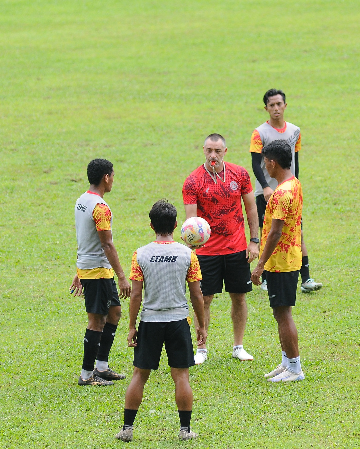 PERLU KESEMPATAN: Ze Gomes (tengah) memberikan arahan kepada pemain arema FC dalam sesi latihan di Stadion Gajayana, pekan lalu. MEDIA OFFICER AREMA FC FOR RADAR MALANG