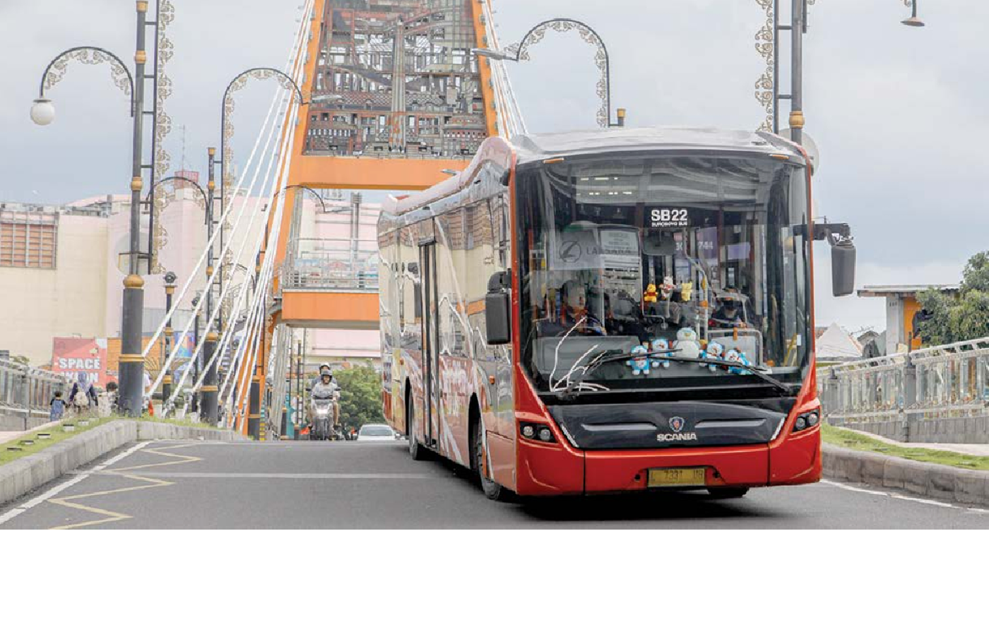 TRANSPORTASI PUBLIK: Suroboyo Bus melintas di Jembatan Joyoboyo kemarin siang. DIPTA WAHYU/JAWA POS