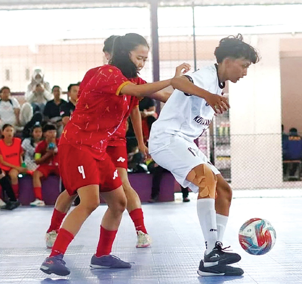 PERSIAPAN TERGANGGU: Pemain tim futsal putri Kota Malang (kanan) berebut bola dalam laga final Kejurprov Futsal Jawa timur di surabaya, 15 Desember lalu. ASKOT FUTSAL KOTA MALANG FOR RADAR MALANG