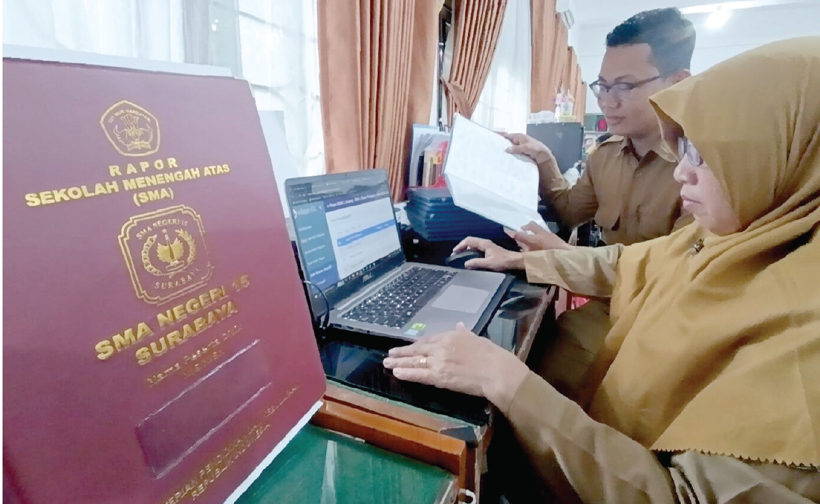 TEMUI KENDALA: Guru SMAN 15 Surabaya mengisi nilai rapor siswa ke Pangkalan Data Siswa dan Sekolah (PDSS). DOKUMEN JAWA POS